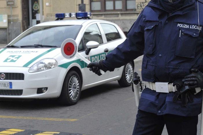 Cerano: donna in stato di alterazione in piazza Crespi, intervento della polizia locale Cerano: donna in stato di alterazione in piazza Crespi, intervento della polizia locale