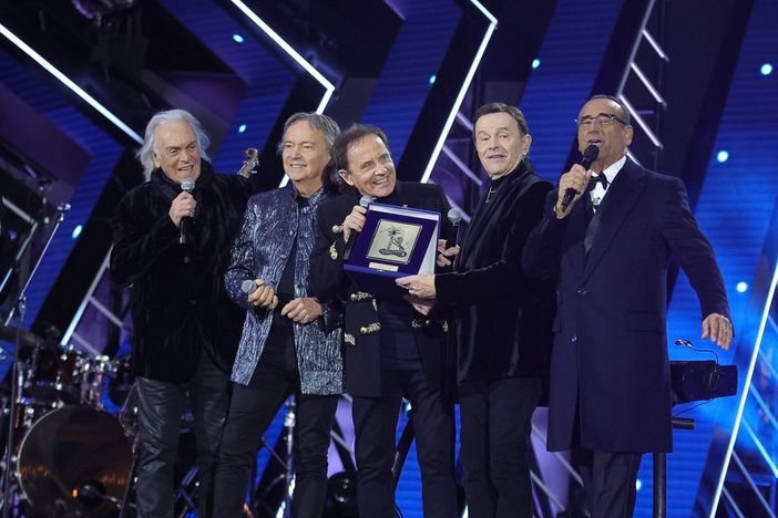 I Pooh conquistano il Suzuki Stage con “Uomini soli”: Conti consegna il premio “Amici per sempre”