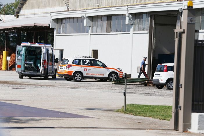 Castello d'Agogna: incidente sul lavoro in via Pascoli, le immagini dei soccorsi