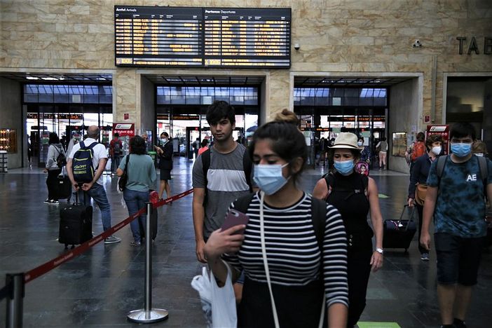 Covid, ecco le nuove regole per treni, bus e taxi Covid, ecco le nuove regole per treni, bus e taxi