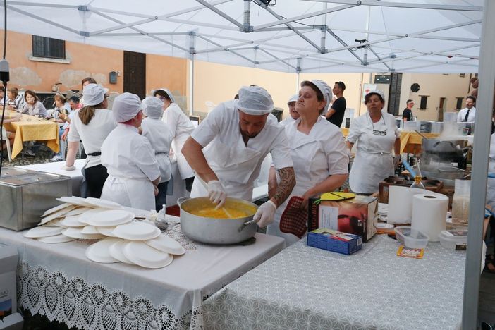 Lomello, grande successo per la terza edizione della &quot;Notte dei Risotti&quot;. Le immagini della serata