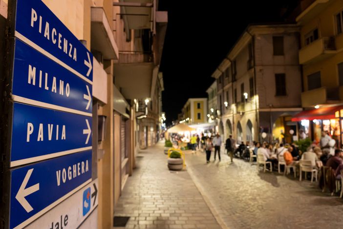 Torna “Broni by Night”: musica, street food e bancarelle ogni mercoledì in via Emilia e via Togni