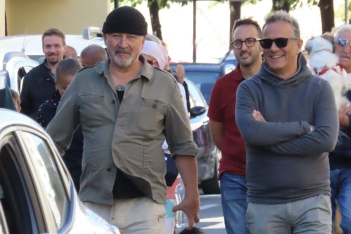 La camminata a 6 zampe con Stefano Chiodaroli porta allegria tra le vie di Busto Arsizio