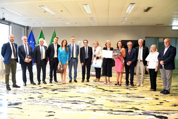 Dal consiglio regionale un premio speciale ai volontari del Rotary di Voghera per l’attività e il servizio prestati durante l’emergenza pandemica Dal consiglio regionale un premio speciale ai volontari del Rotary di Voghera per l’attività e il servizio prestati durante l’emergenza pandemica