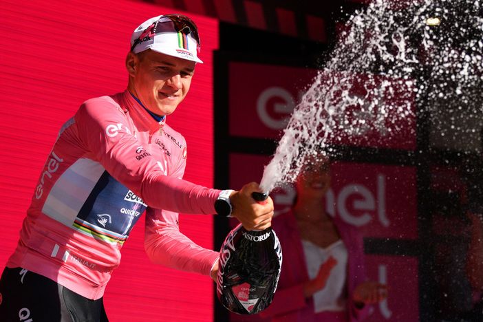 BuonGiro. È già King Remco, incoronato prima maglia rosa: Evenepoel vola sula Costa dei Trabocchi