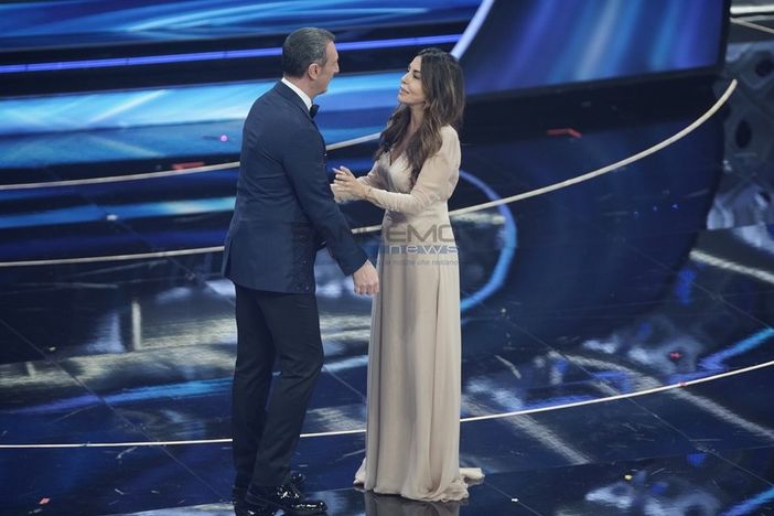 La Ferilli subito scoppiettante sul palco del Festival: "Attento Ama, la Rai ti chiede di stare qui altri sette anni"