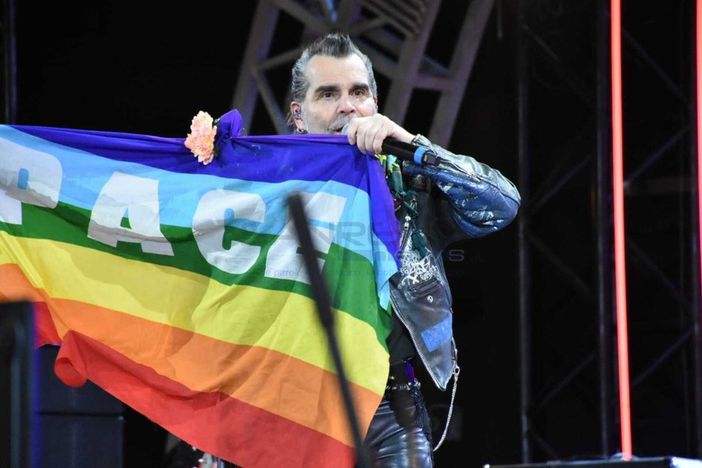 Dopo due anni di silenzio il Festival di Sanremo esce di nuovo dall'Ariston e invade piazza Colombo