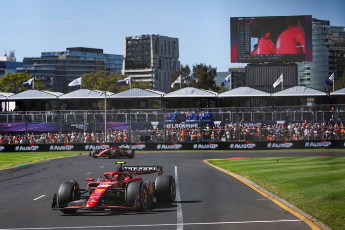 Super Ferrari in Australia! È doppietta con Sainz e Leclerc