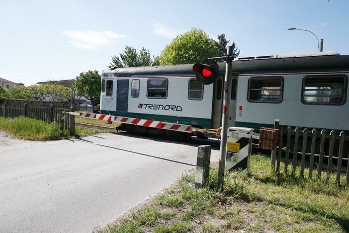 Mede: auto finisce contro le sbarre del passaggio a livello, 2 treni in ritardo