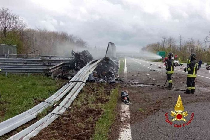 FOTO. Ferrari in fiamme dopo incidente nel Vercellese: due morti carbonizzati