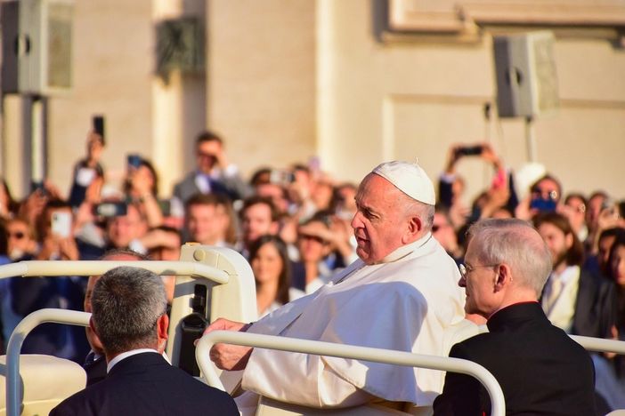 L'addio al Papa. Da mercoledì la salma esposta in San Pietro. Un ictus la probabile causa del decesso. Cosa succede adesso