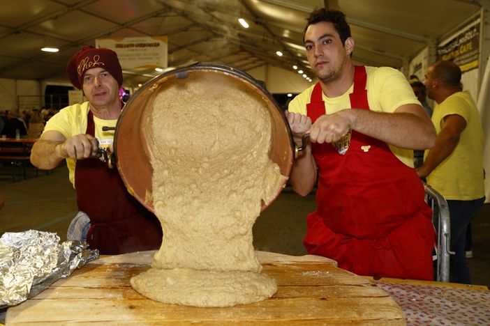 FOTO. Grandissima partecipazione alla Sagra della Polenta di Melegnano: in migliaia prendono parte all’appuntamento culinario