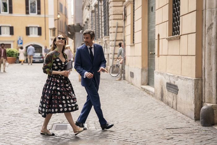 L'attore vigevanese Yurj Buzzi durante una scena della serie Netflix &quot;Emily in Paris&quot;