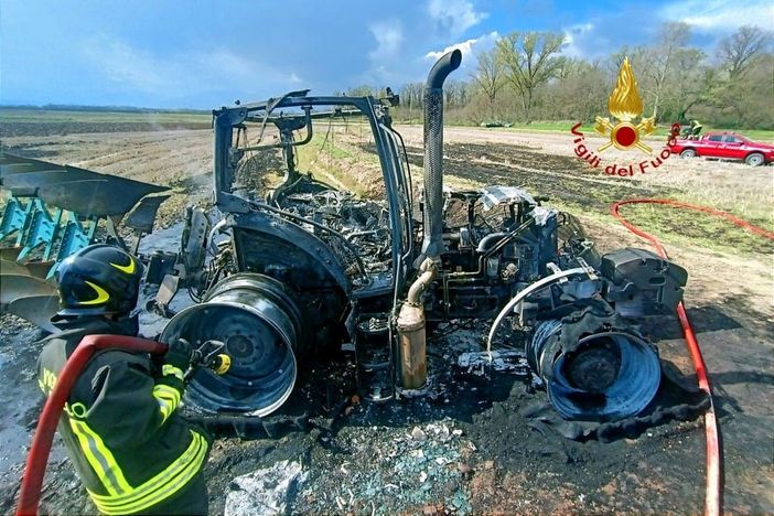 Vercellese: a fuoco un mezzo agricolo, le fiamme rischiano di estendersi alla risaia
