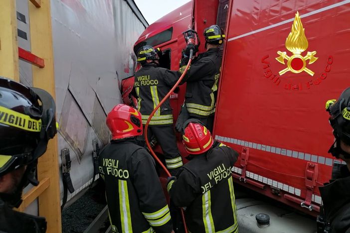Scontro tra tre mezzi pesanti: autisti feriti e autostrada A4 chiusa in direzione Milano