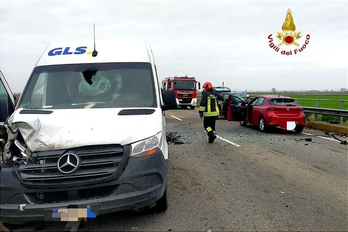 Due morti, auto devastate e feriti intrappolati tra le lamiere: dramma sulle strade vercellesi Due morti, auto devastate e feriti intrappolati tra le lamiere: dramma sulle strade vercellesi