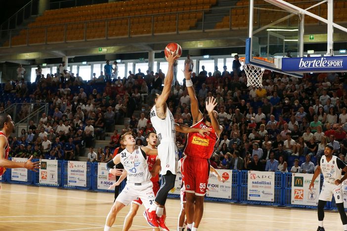 Vigevano: le immagini del Memorial Bottacin, vince Milano in rimonta su Pesaro (72-70)