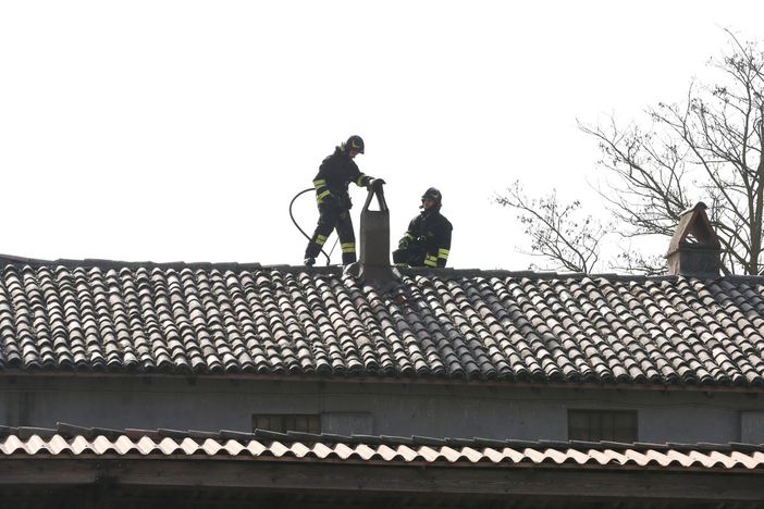 Suardi: fiamme su un tetto di cascina San Michele
