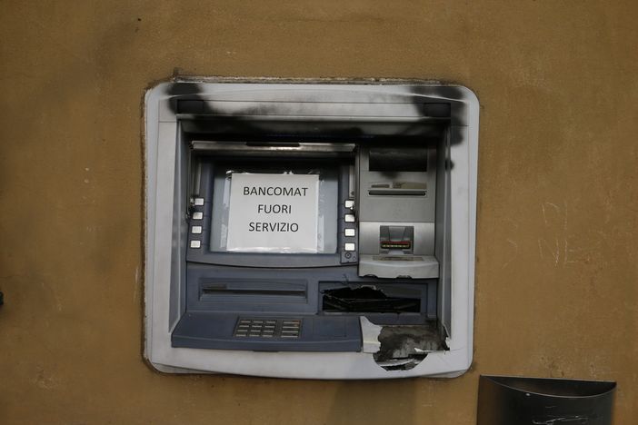 Lomello: tentano di far esplodere il bancomat in piazza della Repubblica, ma il colpo fallisce