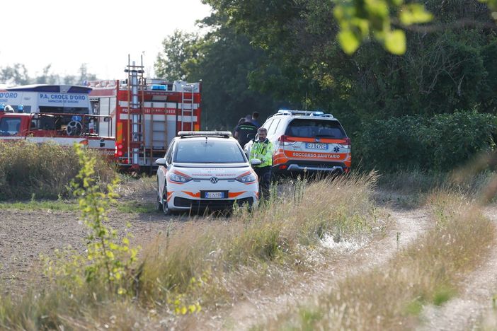 Sannazzaro: lo trovano sul fondo di un canale mentre era a pesca, muore 63enne