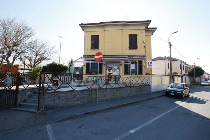 Mede: forzano la portiera dell'auto e rubano le sigarette alla tabaccaia