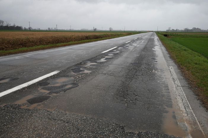 Maltempo, tra Mede e Pieve del Cairo dopo due giorni di pioggia compaiono buche profonde sulla provinciale (FOTO)