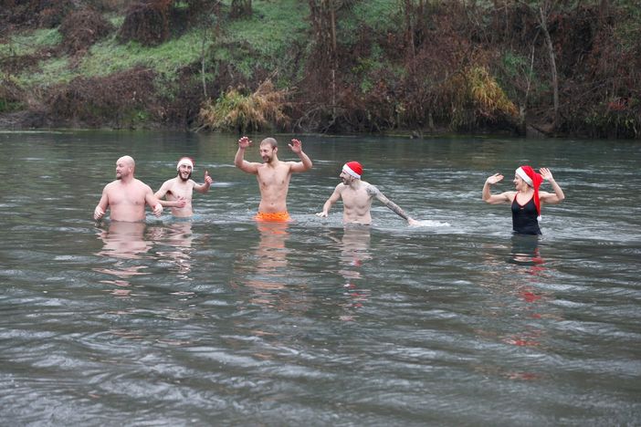 Nell'Agogna gelida inaugurato il primo &quot;cimento&quot; di Capodanno in Lomellina. Le immagini