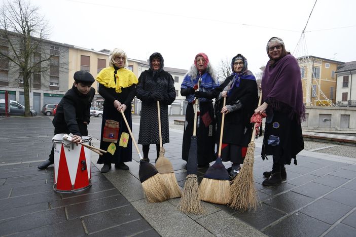 Mede: la magica atmosfera dell'Epifania con la Camminata delle Befane. Le immagini