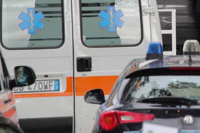 Tragedia a Rimini, donna si getta dal quinto piano con il figlio in braccio: morti sul colpo Tragedia a Rimini, donna si getta dal quinto piano con il figlio in braccio: morti sul colpo