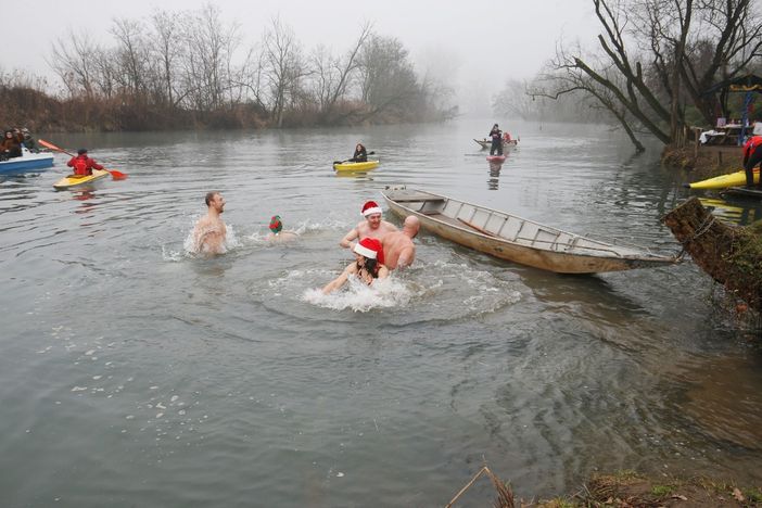 Lomello: nell'Agogna gelida il secondo "cimento" di Capodanno in Lomellina. Le immagini