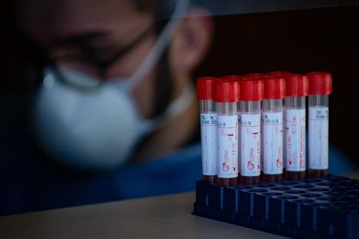 L'ordinanza con cui Figliuolo "ordina" le priorità nella vaccinazione: over 80, persone fragili e tutti gli anziani