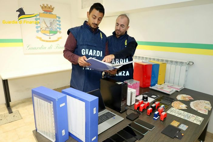 Busto Arsizio: evadono Iva per 50 milioni di euro e fanno la bella vita, marito e moglie arrestati dalle Fiamme Gialle Busto Arsizio: evadono Iva per 50 milioni di euro e fanno la bella vita, marito e moglie arrestati dalle Fiamme Gialle