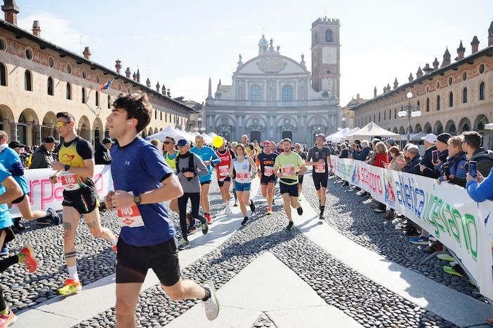 Vigevano, nella Scarpadoro dei record (oltre 2.800 partecipanti) trionfano Simone Peyracchia e Anna Bardelli
