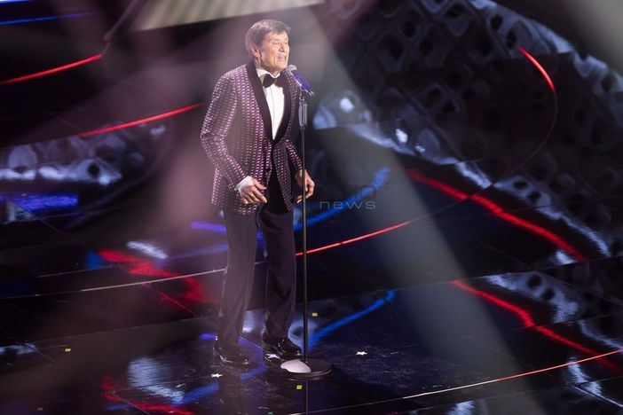 Gianni Morandi ricorda l'amico Lucio Dalla e commuove tutto l'Ariston