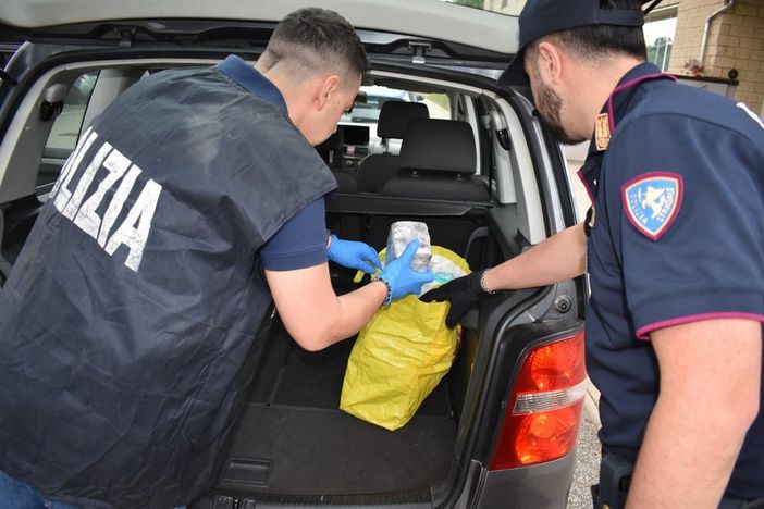 Novara: fermato un uomo con 18 chili di hashish Novara: fermato un uomo con 18 chili di hashish