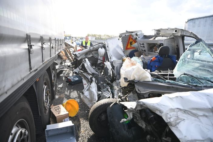 Maxi incidente tra la A26 e la Torino-Piacenza, cinque veicoli coinvolti, traffico in tilt (Foto) Maxi incidente tra la A26 e la Torino-Piacenza, cinque veicoli coinvolti, traffico in tilt (Foto)