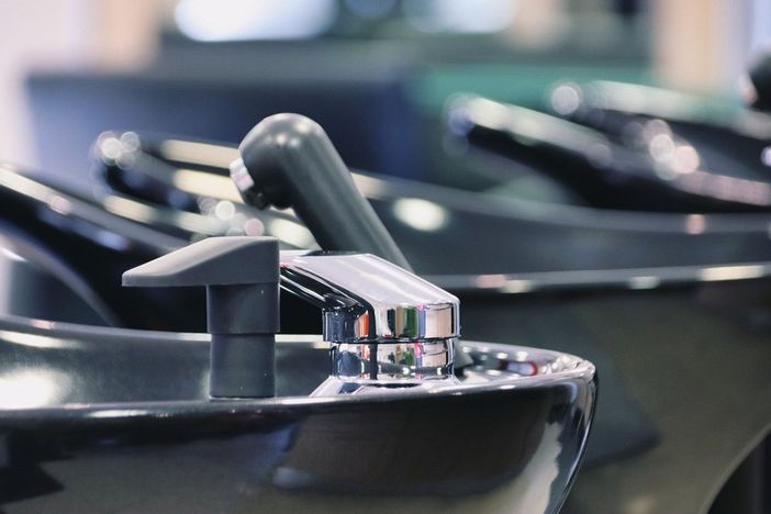 Crisi idrica, le ordinanze curiose: «Parrucchieri, dovrete lavare la testa una sola volta» Crisi idrica, le ordinanze curiose: «Parrucchieri, dovrete lavare la testa una sola volta»