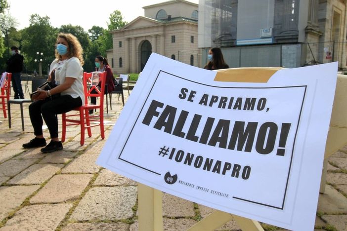 Ristoratori lombardi stremati, oggi pomeriggio protesta davanti alla Regione Ristoratori lombardi stremati, oggi pomeriggio protesta davanti alla Regione