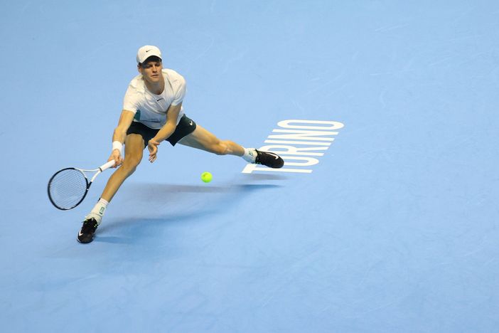 Sinner non si ferma più: battuto Rune, qualificato per le semifinali Atp da primo del girone