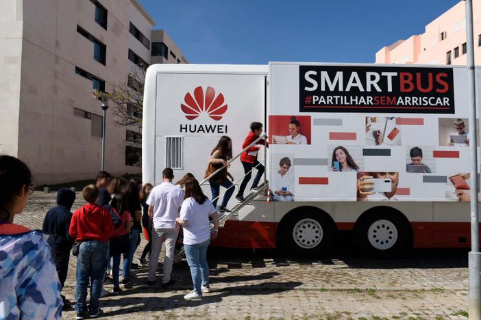 Smart Bus e sicurezza digitale, Huawei nelle piazze di Piemonte e Lombardia