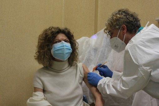 Vaccini-record in Lombardia: prenotazioni agli under 49 aperte probabilmente entro fine maggio Vaccini-record in Lombardia: prenotazioni agli under 49 aperte probabilmente entro fine maggio