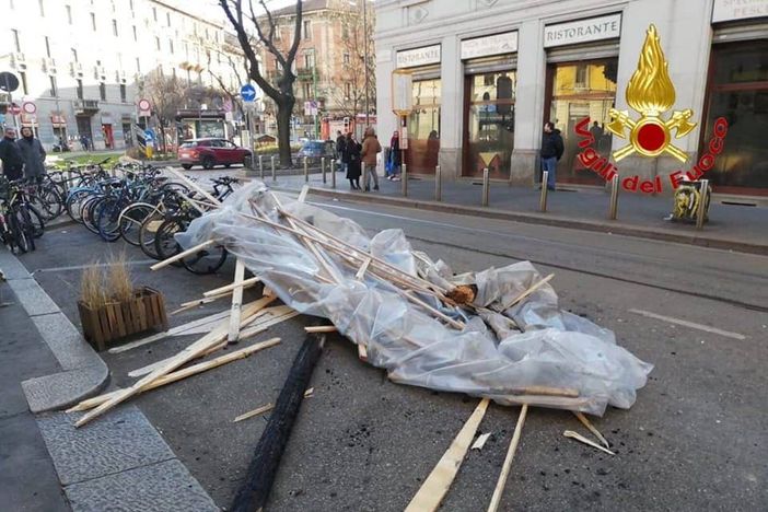 Raffiche di vento a 110 km/h a Milano: alberi caduti e lamiere pericolanti Raffiche di vento a 110 km/h a Milano: alberi caduti e lamiere pericolanti