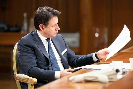 Conte annuncia l'accordo con le Regioni: «Piano omogeneo per le riaperture. Dal 4 maggio ripresa delle attività produttive»