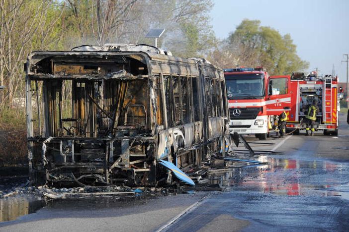 Sedriano – Autobus di linea della Movibus andato a fuoco