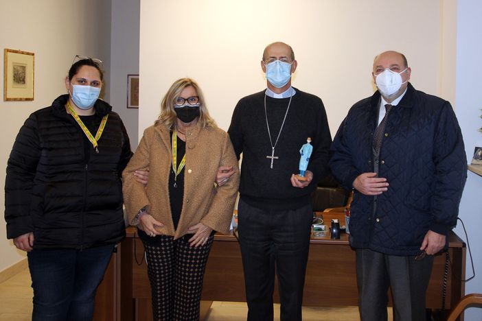 Covid, in dono ai Vescovi di Pavia e Vigevano la statuina dell’infermiera