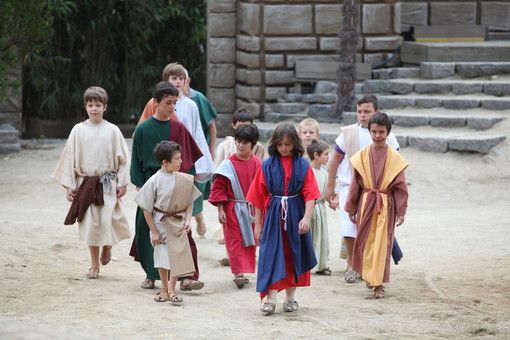I bambini alla Passione a Sordevolo con il biglietto donato dalla Fondazione CRB I bambini alla Passione a Sordevolo con il biglietto donato dalla Fondazione CRB