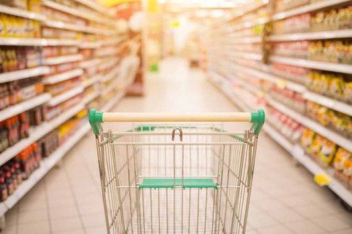 Coronavirus, l'appello dei sindacati: «Chiudere i supermercati a Pasqua e Pasquetta»