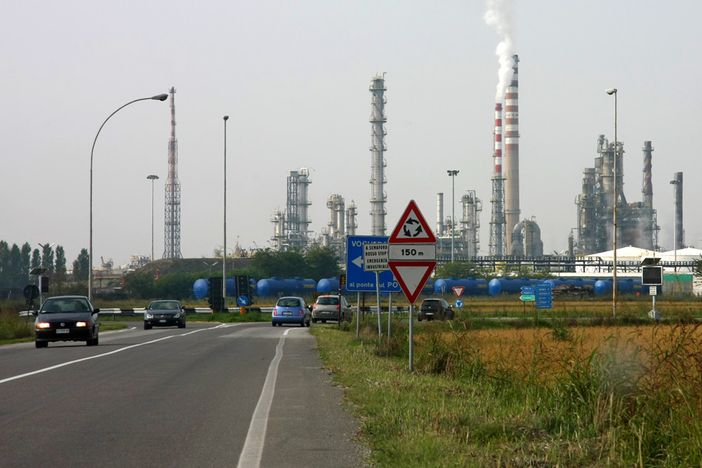 Sannazzaro de' Burgondi: simulato un incidente alla Raffineria Eni