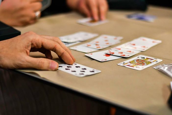 Il gioco del Bridge in videoconferenza. Grazie ai corsi online aperti a tutti, anche gli over 70 diventano più digitali Il gioco del Bridge in videoconferenza. Grazie ai corsi online aperti a tutti, anche gli over 70 diventano più digitali