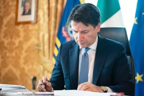 Covid-19, il governo studia un nuovo Dpcm: ipotesi coprifuoco anticipato e ulteriore stretta su spostamenti, movida e sport Covid-19, il governo studia un nuovo Dpcm: ipotesi coprifuoco anticipato e ulteriore stretta su spostamenti, movida e sport